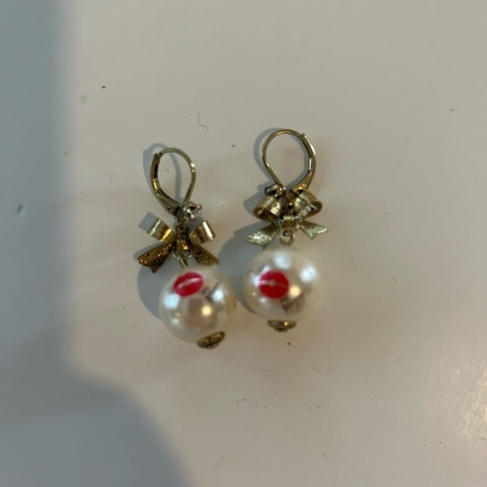 BETSEY JOHNSON VINTAGE PEARL WITH KISS 💋 LIPS & BETSEY’S NAME PIERCED EARRINGS